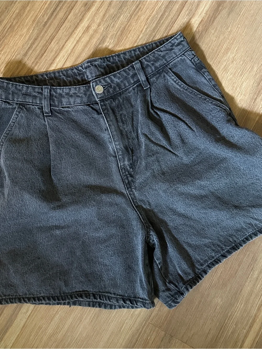H&M Vintage Denim High-Rise Washed Black Denim Shorts - Size 10/Large